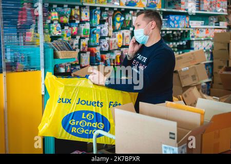 ©PHOTOPQR/LA MONTAGNE/Jérémie FULLERINGER ; ; 04/11/2020 ; Achats de Noel, cadeaux, jeux, La Grande Recree, Click and Collect, confinement, reconfinement, epidemie pandemie Coronavirus COVID-19, Aurillac, 04/11/2020. Foto Jeremie Fulleringer Click et Collect ist ein System, mit dem Sie Einkäufe nach einer Online-Bestellung wiederherstellen können Stockfoto