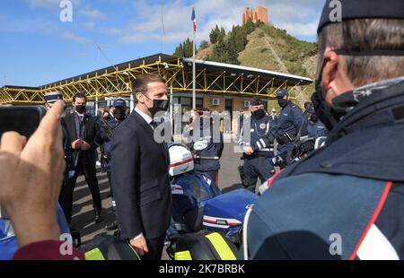 ©PHOTOPQR/L'INDEPENDANT/Michel CLEMENTZ ; Perpignan 05/11/2020 Emmanuel Macron au Perthus ce jeudi annonce le doublement des forces de sécurité à la frontière Emmanuel Macron während eines Besuchs an der Grenze zwischen Frankreich und Spanien , Am 5. November 2020 in Le Perthus, Frankreich, die Verdoppelung der Zahl der Grenzschutzbeamten, „aufgrund der Verschärfung der Bedrohung“ durch den Terrorismus bekannt zu geben. Stockfoto