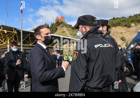 ©PHOTOPQR/L'INDEPENDANT/Michel CLEMENTZ ; Perpignan 05/11/2020 Emmanuel Macron au Perthus ce jeudi annonce le doublement des forces de sécurité à la frontière Emmanuel Macron während eines Besuchs an der Grenze zwischen Frankreich und Spanien , Am 5. November 2020 in Le Perthus, Frankreich, die Verdoppelung der Zahl der Grenzschutzbeamten, „aufgrund der Verschärfung der Bedrohung“ durch den Terrorismus bekannt zu geben. Stockfoto