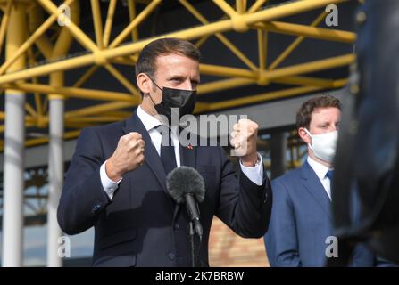 ©PHOTOPQR/L'INDEPENDANT/Michel CLEMENTZ ; Perpignan 05/11/2020 Emmanuel Macron au Perthus ce jeudi annonce le doublement des forces de sécurité à la frontière Emmanuel Macron während eines Besuchs an der Grenze zwischen Frankreich und Spanien , Am 5. November 2020 in Le Perthus, Frankreich, die Verdoppelung der Zahl der Grenzschutzbeamten, „aufgrund der Verschärfung der Bedrohung“ durch den Terrorismus bekannt zu geben. Stockfoto