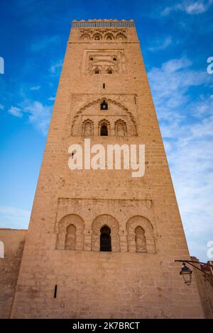 Die Kutubiyya-Moschee oder Koutoubia-Moschee, die 1147 erbaut wurde, ist die größte Moschee mit dem höchsten Minarett von 77 m Höhe in Marrakesch, Marokko. Stockfoto