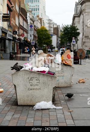 14 okt 2022 - londonuk: london Street mit Müll und Müll und Krähen Stockfoto