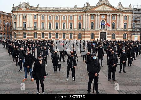 ©REMYGABALDA DENISE ROSSANO/MAXPPP - MAXPPP/DENISE ROSSANO LE 06/11/2020 plusieurs centaines de personnes du monde spectacle de la communication et de la Restauration et des metiers indépendants ont manidaient sur la Place du Capitole de Toulouse pour dénonçer les conditions de la gestion de la crise sanitaire dans leur leur meur metier respectif. - Toulouse, Frankreich, 6. 2020. november - mehrere hundert Menschen aus der Spektakelwelt der Kommunikations- und Gastronomiebetriebe sowie unabhängiger Berufe demonstrierten auf dem Place du Capitole in Toulouse, um die Bedingungen für die Bewältigung der Gesundheitskrise in ihren bzw. Stockfoto