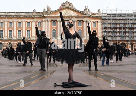 ©REMYGABALDA DENISE ROSSANO/MAXPPP - MAXPPP/DENISE ROSSANO LE 06/11/2020 plusieurs centaines de personnes du monde spectacle de la communication et de la Restauration et des metiers indépendants ont manidaient sur la Place du Capitole de Toulouse pour dénonçer les conditions de la gestion de la crise sanitaire dans leur leur meur metier respectif. - Toulouse, Frankreich, 6. 2020. november - mehrere hundert Menschen aus der Spektakelwelt der Kommunikations- und Gastronomiebetriebe sowie unabhängiger Berufe demonstrierten auf dem Place du Capitole in Toulouse, um die Bedingungen für die Bewältigung der Gesundheitskrise in ihren bzw. Stockfoto