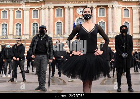 ©REMYGABALDA DENISE ROSSANO/MAXPPP - MAXPPP/DENISE ROSSANO LE 06/11/2020 plusieurs centaines de personnes du monde spectacle de la communication et de la Restauration et des metiers indépendants ont manidaient sur la Place du Capitole de Toulouse pour dénonçer les conditions de la gestion de la crise sanitaire dans leur leur meur metier respectif. - Toulouse, Frankreich, 6. 2020. november - mehrere hundert Menschen aus der Spektakelwelt der Kommunikations- und Gastronomiebetriebe sowie unabhängiger Berufe demonstrierten auf dem Place du Capitole in Toulouse, um die Bedingungen für die Bewältigung der Gesundheitskrise in ihren bzw. Stockfoto