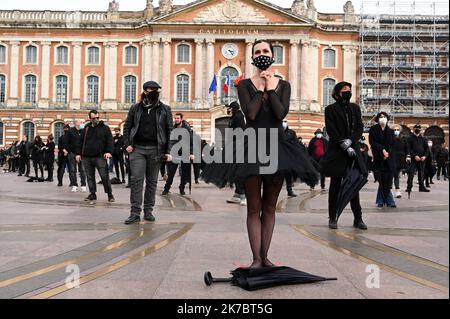 ©REMYGABALDA DENISE ROSSANO/MAXPPP - MAXPPP/DENISE ROSSANO LE 06/11/2020 plusieurs centaines de personnes du monde spectacle de la communication et de la Restauration et des metiers indépendants ont manidaient sur la Place du Capitole de Toulouse pour dénonçer les conditions de la gestion de la crise sanitaire dans leur leur meur metier respectif. - Toulouse, Frankreich, 6. 2020. november - mehrere hundert Menschen aus der Spektakelwelt der Kommunikations- und Gastronomiebetriebe sowie unabhängiger Berufe demonstrierten auf dem Place du Capitole in Toulouse, um die Bedingungen für die Bewältigung der Gesundheitskrise in ihren bzw. Stockfoto