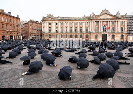 ©REMYGABALDA DENISE ROSSANO/MAXPPP - MAXPPP/DENISE ROSSANO LE 06/11/2020 plusieurs centaines de personnes du monde spectacle de la communication et de la Restauration et des metiers indépendants ont manidaient sur la Place du Capitole de Toulouse pour dénonçer les conditions de la gestion de la crise sanitaire dans leur leur meur metier respectif. - Toulouse, Frankreich, 6. 2020. november - mehrere hundert Menschen aus der Spektakelwelt der Kommunikations- und Gastronomiebetriebe sowie unabhängiger Berufe demonstrierten auf dem Place du Capitole in Toulouse, um die Bedingungen für die Bewältigung der Gesundheitskrise in ihren bzw. Stockfoto