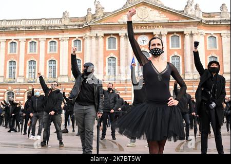 ©REMYGABALDA DENISE ROSSANO/MAXPPP - MAXPPP/DENISE ROSSANO LE 06/11/2020 plusieurs centaines de personnes du monde spectacle de la communication et de la Restauration et des metiers indépendants ont manidaient sur la Place du Capitole de Toulouse pour dénonçer les conditions de la gestion de la crise sanitaire dans leur leur meur metier respectif. - Toulouse, Frankreich, 6. 2020. november - mehrere hundert Menschen aus der Spektakelwelt der Kommunikations- und Gastronomiebetriebe sowie unabhängiger Berufe demonstrierten auf dem Place du Capitole in Toulouse, um die Bedingungen für die Bewältigung der Gesundheitskrise in ihren bzw. Stockfoto