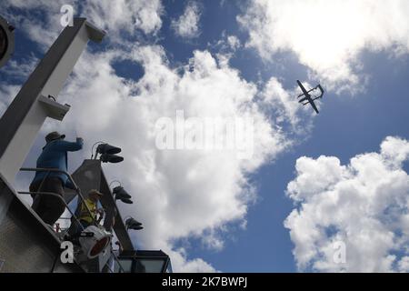 221016-N-DB801-0594 ATLANTISCHER OZEAN – (16. Oktober 2022) – eine autonome FVR-90-Drohne von L3 Harris Tactical Unmanned Aerial Systems startet vom Flugdeck des Spearhead-Klasse Expeditionsschnelltransportschiffes USNS Burlington (T-EPF-10), Unter angesehenen Besuchern des Scientists-to-Sea-Programms im Rahmen des Flottenexperimentierungsprogramms (FLEX) der Marine im Atlantischen Ozean, 16. Oktober 2022. (USA Navy Foto von Mass Communication Specialist 1. Class Steven Khor/veröffentlicht) Stockfoto