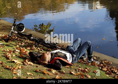 ©PHOTOPQR/LE PARISIEN/Delphine Goldsztejn ; PARIS ; 09/11/2020 ; Parc des Buttes-Chaumont. 1 Rue Botzaris, 75019 Paris Sujet : Respect ou non desnrègles de confinement au Parc des Buttes-Chaumont. 09/11/2020 Foto : Delphine Goldsztejn FRANKREICH PARIS Lockdown Novemer 9 2020 Stockfoto