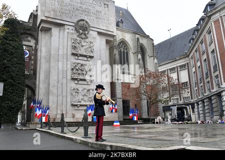 ©PHOTOPQR/VOIX DU NORD/PLM ; 11/11/2020 ; 11 11 2020. ACHTUNG: Cette jeune femme et son clairon Aura-t-elle été seule pour célébrer, cette année de confinement, l'armistice du 11 novembre 1918? Pour être honnête, cette photo a été pry pendant les préparatifs, peu de temps avant la cérémonie. Mais, même en l'absence du Luster, du public, de l'orchestre militaire habituels, pour l'Hommage à tous les soldats morts pour la France, l'émotion était au Rendez-vous. FOTO PIERRE LE MASSON LA VOIX DU NORD - 2020/11/11. Gedenktag, 11. november. Stockfoto