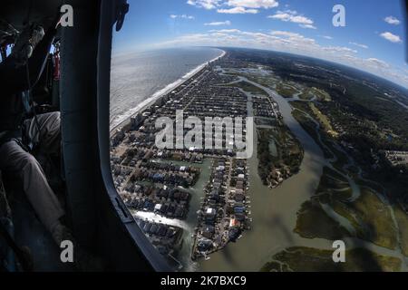 South Carolina Gov. Henry McMaster besucht die Küstengebiete von South Carolina, die am stärksten vom Hurrikane Ian betroffen sind, an Bord eines Hubschraubers der South Carolina Army National Guard UH-60, der dem 59. Aviation Truppenkommando, South Carolina, zugewiesen wurde, 1. Oktober 2022. Der Flug sollte es Gouverneur McMaster ermöglichen, die Schäden an der Küste zwischen den Gebieten Blue River-North Myrtle Beach und Georgetown-Charleston zu bewerten sowie sich mit lokalen Behörden und Notfallhelfern zu treffen. Der Hurrikan Ian landte in der Nähe von Georgetown, South Carolina, kurz nach 2 Uhr am Freitag, den 30. September 2022, als ein Stockfoto