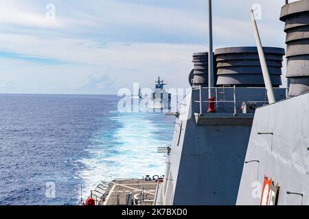 221007-N-RC007-1006 SÜDCHINESISCHES MEER (07. Oktober 2022) der Arleigh Burke-Klasse Lenkrakenzerstörer USS Milius (DDG 69) führt eine trilaterale Trainingsübung mit dem Zerstörer JS Kirisame (DD-104) der japanischen Maritime Self Defense Force Murusame-Klasse und dem Hilfsnachfüller HMAS Stalwart der Royal Australian Navy (A304) durch, Und der Luftkriegszerstörer HMAS Hobart (DDG 39) der Hobart-Klasse, der am 07. Oktober im Südchinesischen Meer operiert. Die Vereinigten Staaten mit der japanischen Maritime Self Defense Force und der Royal Canadian Navy nehmen an multilateralen Übungen in Südchina Teil Stockfoto