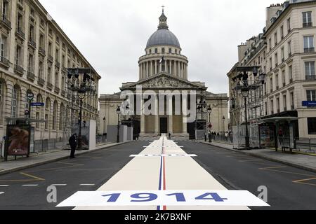 ©PHOTOPQR/L'EST REPUBLICAIN/ALEXANDRE MARCHI ; PARIS ; 11/11/2020 ; PANTHEONISATION DE MAURICE GENEVOIX ET CEUX DE 14. Panthéon, Paris 11. November 2020. Cérémonie de Panthéonisation de Maurice Genevoix et Ceux de 14. FOTO Alexandre MARCHI. - 2020/1/11. Eintritt zum Pantheon (Französische Akademie) des Schriftstellers und Kriegskämpfers Maurice Genevoix. Stockfoto