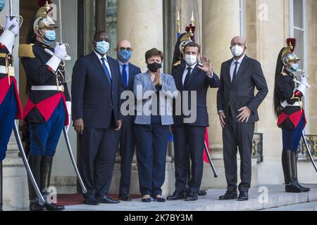 ©Christophe Petit Tesson/MAXPPP - 12/11/2020 ; PARIS ; FRANKREICH - der französische Präsident Emmanuel Macron (2R) begrüßt den senegalesischen Präsidenten Macky Sall (L), den Leiter des Friedensforums Pascal Lamy (2L), Kristalina Georgieva (C), Geschäftsführerin des Internationalen Währungsfonds, und Charles Michel (R), Präsident des Europäischen Rates, für das Pariser Friedensforum, das am 12. November 2020 im Elysée-Palast in Paris stattfand. Stockfoto