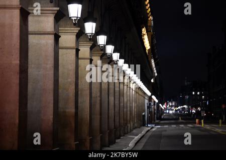 ©PHOTOPQR/L'EST REPUBLICAIN/ALEXANDRE MARCHI ; PARIS ; 11/11/2020 ; CONFINEMENT ACTE II - RECONFINEMENT - COUVRE FEU - ILE DE FRANCE. Paris 11. November 2020. La rue piéton de Rivoli, la nuit Pendant le reconfinement et le couvre-feu instauré par la mairie à parti de 22 heures. FOTO Alexandre MARCHI. - Locdown in Paris bei Nacht November 11 2020 Stockfoto