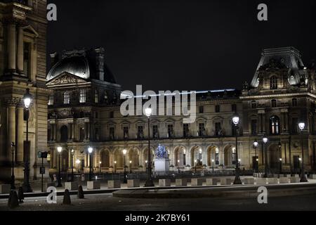 ©PHOTOPQR/L'EST REPUBLICAIN/ALEXANDRE MARCHI ; PARIS ; 11/11/2020 ; CONFINEMENT ACTE II - RECONFINEMENT - COUVRE FEU - ILE DE FRANCE - PATRIMOINE. Paris 11. November 2020. Le musée du Louvre, la nuit Anhänger le reconfinement et le couvre-feu instauré par la mairie à parti de 22 heures. FOTO Alexandre MARCHI. - Locdown in Paris bei Nacht November 11 2020 Stockfoto