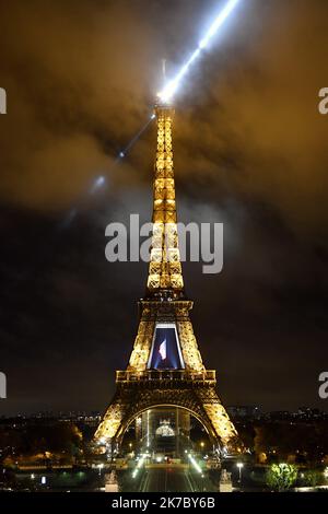 ©PHOTOPQR/L'EST REPUBLICAIN/ALEXANDRE MARCHI ; PARIS ; 11/11/2020 ; CONFINEMENT ACTE II - RECONFINEMENT - COUVRE FEU - ILE DE FRANCE - PATRIMOINE. Paris 11. November 2020. La Tour Eiffel, la nuit Pendant le reconfinement et le couvre-feu instauré par la mairie à parti de 22 heures. FOTO Alexandre MARCHI. - Locdown in Paris bei Nacht November 11 2020 Stockfoto