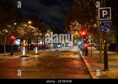 ©PHOTOPQR/L'EST REPUBLICAIN/ALEXANDRE MARCHI ; PARIS ; 11/11/2020 ; CONFINEMENT ACTE II - RECONFINEMENT - COUVRE FEU - ILE DE FRANCE. Paris 11. November 2020. L'Avenue Marceau, la nuit Pendant le reconfinement et le couvre-feu instauré par la mairie à parti de 22 heures. FOTO Alexandre MARCHI. - Locdown in Paris bei Nacht November 11 2020 Stockfoto