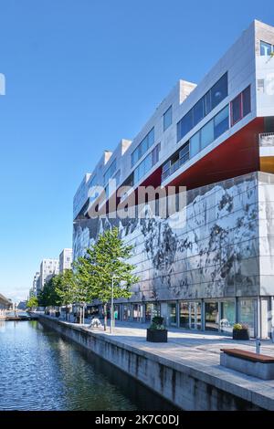 Kopenhagen, Dänemark - 2022. September: Mountain Shaped Housing Building, Bjerget, Mountain Hwohnungen befindet sich in der Stadt Örestad. Entworfen von BIG und JDS Stockfoto