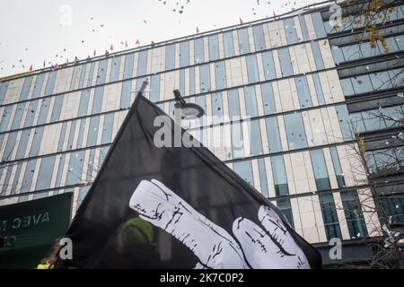 ©Olivier Donnars / Le Pictorium/MAXPPP - Olivier Donnars / Le Pictorium - 17/11/2020 - Frankreich / Paris 13 - Occupation du batiment de la direction des espaces verts et de l'environnement, de la proprete et de l'Eau, du logement et de l'Habitat, Avenue de France a Paris (13e), Der Service de la proprete de Paris. ILS demandent la revalorisation de leurs conditions de travail durant cette periode sanitaire et protestent contre la suppression de leurs RTT. / 17/11/2020 - Frankreich / Paris 13. Bezirk (13. Arrondissement von Paris) - Besetzung des Gebäudes des Departements Stockfoto