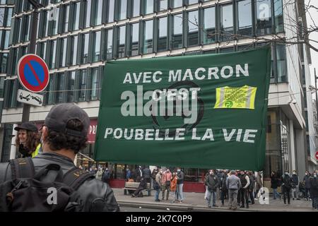 ©Olivier Donnars / Le Pictorium/MAXPPP - Olivier Donnars / Le Pictorium - 17/11/2020 - Frankreich / Paris 13 - Occupation du batiment de la direction des espaces verts et de l'environnement, de la proprete et de l'Eau, du logement et de l'Habitat, Avenue de France a Paris (13e), Der Service de la proprete de Paris. ILS demandent la revalorisation de leurs conditions de travail durant cette periode sanitaire et protestent contre la suppression de leurs RTT. / 17/11/2020 - Frankreich / Paris 13. Bezirk (13. Arrondissement von Paris) - Besetzung des Gebäudes des Departements Stockfoto