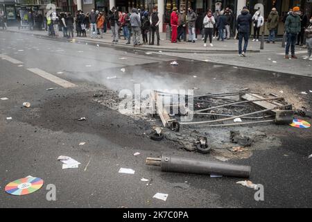 ©Olivier Donnars / Le Pictorium/MAXPPP - Olivier Donnars / Le Pictorium - 17/11/2020 - Frankreich / Paris 13 - Occupation du batiment de la direction des espaces verts et de l'environnement, de la proprete et de l'Eau, du logement et de l'Habitat, Avenue de France a Paris (13e), Der Service de la proprete de Paris. ILS demandent la revalorisation de leurs conditions de travail durant cette periode sanitaire et protestent contre la suppression de leurs RTT. / 17/11/2020 - Frankreich / Paris 13. Bezirk (13. Arrondissement von Paris) - Besetzung des Gebäudes des Departements Stockfoto