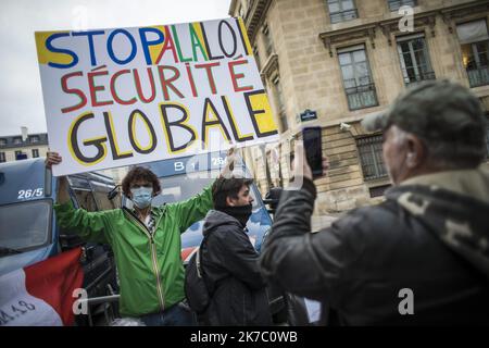 ©Christophe Petit Tesson/MAXPPP - 17/11/2020 ; PARIS ; FRANKREICH - UN-Manifest brandit une pancarte 'Stop a la Loi Securite globale' lors d'un rassemblement devant l'assemblee nationale ou est examine un projet de loi pouvant interdire la Diffusion d'images d'interventions policieres par les citoyens ou les journalistes. Ein Protestler hält ein Plakat mit der Aufschrift „Stop to the general Security law“ als Generalsekretär der Franzosen während einer Demonstration, die von Journalisten-Gewerkschaften zu Protesten gegen das vorgeschlagene Gesetz zur allgemeinen Sicherheit in der Nähe der Assemblee Nationale in Paris am 17. November 2020 aufgerufen wurde. Stockfoto