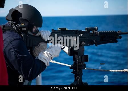 USA Coast Guard Petty Officer 1. Class Patrick Dings, ein Spezialist für die Durchsetzung der Seefahrts an Bord der USCGC Hamilton (WMSL 753), feuert während einer Schießerei am 11. Oktober 2022 im Atlantischen Ozean ein M240-Maschinengewehr. Hamilton befindet sich im geplanten Einsatz in den USA Naval Forces Europe Bereich der Operationen, beschäftigt von den USA Sechste Flotte, um die Interessen der USA, der Alliierten und der Partner zu verteidigen. (USA Foto der Küstenwache von Petty Officer, Klasse 3., Alejandro Rivera) Stockfoto