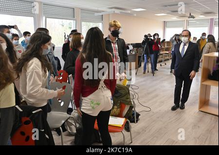 ©PHOTOPQR/OUEST FRANCE/Thierry Creux ; Pontivy ; 17/11/2020 ; Pontivy . Morbihan . François Hollande est allé à la rencontre de 54 élèves de troisième au Collège Romain Rolland , dont 34 ayant choisi l'Option géopolitique . L'ancien président se déplace actuellement dans des collèges en Bretagne (Quimper, Brest). Dans le cadre d'une tournée organisée à l'occasion de la sortie de l'ouvrage qu'il signe chez Glénat jeunesse: 'Leur État, expliqué aux jeunes et aux moins jeunes'. - Treffen des ehemaligen französischen Präsidenten mit Schülern. Stockfoto