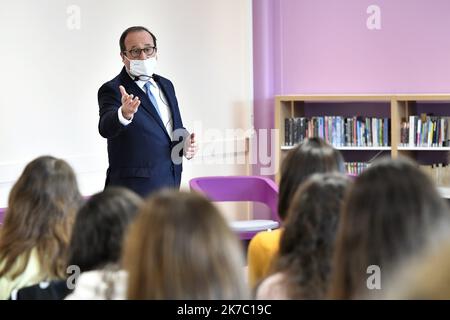 ©PHOTOPQR/OUEST FRANCE/Thierry Creux ; Pontivy ; 17/11/2020 ; Pontivy . Morbihan . François Hollande est allé à la rencontre de 54 élèves de troisième au Collège Romain Rolland , dont 34 ayant choisi l'Option géopolitique . L'ancien président se déplace actuellement dans des collèges en Bretagne (Quimper, Brest). Dans le cadre d'une tournée organisée à l'occasion de la sortie de l'ouvrage qu'il signe chez Glénat jeunesse: 'Leur État, expliqué aux jeunes et aux moins jeunes'. - Treffen des ehemaligen französischen Präsidenten mit Schülern. Stockfoto