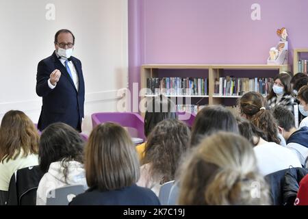 ©PHOTOPQR/OUEST FRANCE/Thierry Creux ; Pontivy ; 17/11/2020 ; Pontivy . Morbihan . François Hollande est allé à la rencontre de 54 élèves de troisième au Collège Romain Rolland , dont 34 ayant choisi l'Option géopolitique . L'ancien président se déplace actuellement dans des collèges en Bretagne (Quimper, Brest). Dans le cadre d'une tournée organisée à l'occasion de la sortie de l'ouvrage qu'il signe chez Glénat jeunesse: 'Leur État, expliqué aux jeunes et aux moins jeunes'. - Treffen des ehemaligen französischen Präsidenten mit Schülern. Stockfoto