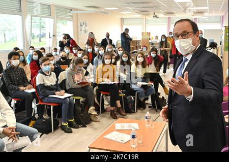 ©PHOTOPQR/OUEST FRANCE/Thierry Creux ; Pontivy ; 17/11/2020 ; Pontivy . Morbihan . François Hollande est allé à la rencontre de 54 élèves de troisième au Collège Romain Rolland , dont 34 ayant choisi l'Option géopolitique . L'ancien président se déplace actuellement dans des collèges en Bretagne (Quimper, Brest). Dans le cadre d'une tournée organisée à l'occasion de la sortie de l'ouvrage qu'il signe chez Glénat jeunesse: 'Leur État, expliqué aux jeunes et aux moins jeunes'. - Treffen des ehemaligen französischen Präsidenten mit Schülern. Stockfoto