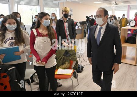 ©PHOTOPQR/OUEST FRANCE/Thierry Creux ; Pontivy ; 17/11/2020 ; Pontivy . Morbihan . François Hollande est allé à la rencontre de 54 élèves de troisième au Collège Romain Rolland , dont 34 ayant choisi l'Option géopolitique . L'ancien président se déplace actuellement dans des collèges en Bretagne (Quimper, Brest). Dans le cadre d'une tournée organisée à l'occasion de la sortie de l'ouvrage qu'il signe chez Glénat jeunesse: 'Leur État, expliqué aux jeunes et aux moins jeunes'. - Treffen des ehemaligen französischen Präsidenten mit Schülern. Stockfoto