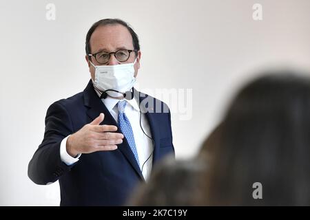 ©PHOTOPQR/OUEST FRANCE/Thierry Creux ; Pontivy ; 17/11/2020 ; Pontivy . Morbihan . François Hollande est allé à la rencontre de 54 élèves de troisième au Collège Romain Rolland , dont 34 ayant choisi l'Option géopolitique . L'ancien président se déplace actuellement dans des collèges en Bretagne (Quimper, Brest). Dans le cadre d'une tournée organisée à l'occasion de la sortie de l'ouvrage qu'il signe chez Glénat jeunesse: 'Leur État, expliqué aux jeunes et aux moins jeunes'. - Treffen des ehemaligen französischen Präsidenten mit Schülern. Stockfoto