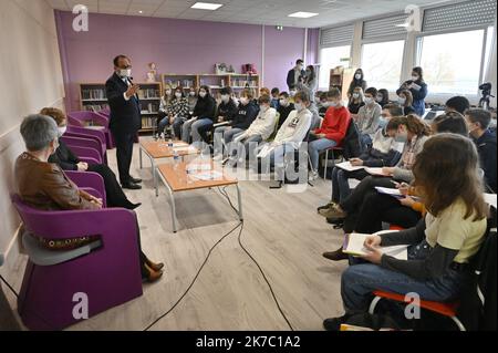 ©PHOTOPQR/OUEST FRANCE/Thierry Creux ; Pontivy ; 17/11/2020 ; Pontivy . Morbihan . François Hollande est allé à la rencontre de 54 élèves de troisième au Collège Romain Rolland , dont 34 ayant choisi l'Option géopolitique . L'ancien président se déplace actuellement dans des collèges en Bretagne (Quimper, Brest). Dans le cadre d'une tournée organisée à l'occasion de la sortie de l'ouvrage qu'il signe chez Glénat jeunesse: 'Leur État, expliqué aux jeunes et aux moins jeunes'. - Treffen des ehemaligen französischen Präsidenten mit Schülern. Stockfoto