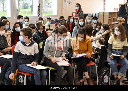 ©PHOTOPQR/OUEST FRANCE/Thierry Creux ; Pontivy ; 17/11/2020 ; Pontivy . Morbihan . François Hollande est allé à la rencontre de 54 élèves de troisième au Collège Romain Rolland , dont 34 ayant choisi l'Option géopolitique . L'ancien président se déplace actuellement dans des collèges en Bretagne (Quimper, Brest). Dans le cadre d'une tournée organisée à l'occasion de la sortie de l'ouvrage qu'il signe chez Glénat jeunesse: 'Leur État, expliqué aux jeunes et aux moins jeunes'. - Treffen des ehemaligen französischen Präsidenten mit Schülern. Stockfoto