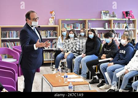 ©PHOTOPQR/OUEST FRANCE/Thierry Creux ; Pontivy ; 17/11/2020 ; Pontivy . Morbihan . François Hollande est allé à la rencontre de 54 élèves de troisième au Collège Romain Rolland , dont 34 ayant choisi l'Option géopolitique . L'ancien président se déplace actuellement dans des collèges en Bretagne (Quimper, Brest). Dans le cadre d'une tournée organisée à l'occasion de la sortie de l'ouvrage qu'il signe chez Glénat jeunesse: 'Leur État, expliqué aux jeunes et aux moins jeunes'. - Treffen des ehemaligen französischen Präsidenten mit Schülern. Stockfoto