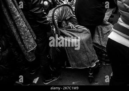 ©Michael Bunel / Le Pictorium/MAXPPP - Michael Bunel / Le Pictorium - 17/11/2020 - Frankreich / Ile-de-France / Saint-Denis - UN enfant dort dans sa poussette. Evakuierung des Camp de Refugies de Saint Denis. Entre 1500 et 2000 personnes vivaient dans un Camp insalubre depuis plusieurs mois. 17. November 2020. Saint Denis, Frankreich. / 17/11/2020 - Frankreich / Ile-de-France (Region) / Saint-Denis - Ein Kind schläft in seinem Kinderwagen. Evakuierung des Flüchtlingslagers Saint Denis. Zwischen 1.500 und 2.000 Menschen lebten mehrere Monate in einem unhygienischen Lager. 17. November 2020. Saint Denis, Frankreich. Stockfoto