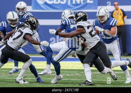 Indianapolis, Indiana, USA. 16. Oktober 2022. Der Eckpfeiler von Indianapolis Colts Isaiah Rodgers (34) wird von Jacksonville Jaguars Sicherheitsmann Daniel Thomas (20) bei einer Punt-Rückkehr im Spiel zwischen den Jacksonville Jaguars und den Indianapolis Colts im Lucas Oil Stadium, Indianapolis, Indiana, angegangen. (Bild: © Scott Stuart/ZUMA Press Wire) Stockfoto