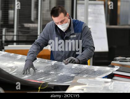 ©PHOTOPQR/VOIX DU Nord/Baziz Chibane ; 19/11/2020 ; SECLIN -- LE : 19/03/2020 - Les ouvriers de l'usine Dassault Aviation de l'usine de Seclin. FOTO : BAZIZ CHIBANE / LA VOIX DU NORD - 2020/11/19. Die Arbeiter im Werk von Dassault Aviation im Werk Seclin. Stockfoto