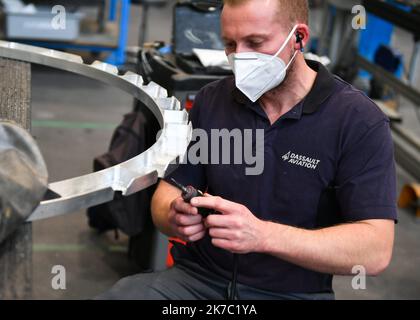 ©PHOTOPQR/VOIX DU Nord/Baziz Chibane ; 19/11/2020 ; SECLIN -- LE : 19/03/2020 - Les ouvriers de l'usine Dassault Aviation de l'usine de Seclin. FOTO : BAZIZ CHIBANE / LA VOIX DU NORD - 2020/11/19. Die Arbeiter im Werk von Dassault Aviation im Werk Seclin. Stockfoto