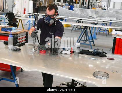 ©PHOTOPQR/VOIX DU Nord/Baziz Chibane ; 19/11/2020 ; SECLIN -- LE : 19/03/2020 - Les ouvriers de l'usine Dassault Aviation de l'usine de Seclin. FOTO : BAZIZ CHIBANE / LA VOIX DU NORD - 2020/11/19. Die Arbeiter im Werk von Dassault Aviation im Werk Seclin. Stockfoto