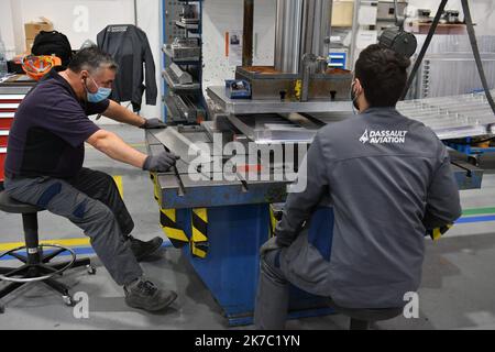 ©PHOTOPQR/VOIX DU Nord/Baziz Chibane ; 19/11/2020 ; SECLIN -- LE : 19/03/2020 - Les ouvriers de l'usine Dassault Aviation de l'usine de Seclin. FOTO : BAZIZ CHIBANE / LA VOIX DU NORD - 2020/11/19. Die Arbeiter im Werk von Dassault Aviation im Werk Seclin. Stockfoto