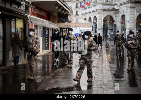 ©Thomas Padilla/MAXPPP - 19/11/2020 ; Paris, FRANCE ; PATROUILLE AVEC LES SOLDATS DE L' OPERATION SENTINELLE ILE DE FRANCE DANS LE QUARTIER DE MONTMARTRE - Soldaten patrouillieren Paris im Rahmen des Sentinel-Programms Frankreich, Paris Nov 19 2020 Stockfoto