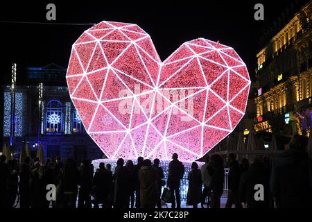 ©PHOTOPQR/LE MIDI LIBRE/JEAN MICHEL MART ; MONTPELLIER ; 20/11/2020 ; MONTPELLIER / PLACE DE LA COMEDIE / ILLUMINATIONS DE NOEL / COEUR / OPERA - 2020/11/20. Weihnachtsbeleuchtung. Stockfoto