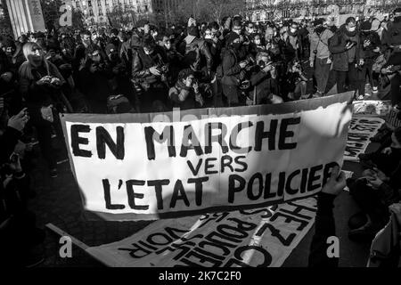 ©Michael Bunel / Le Pictorium/MAXPPP - Michael Bunel / Le Pictorium - 21/11/2020 - Frankreich / Ile-de-France / Paris - des journalistes photographient des Manifestants alors qu'une femme brandit une pancarte, en marche vers l'Etet policier. 10 000 personnes se sont rassemblees place du Trocadero pour protester contre la loi securite globale (loi Darmanin). La loi cherche notammment a Limiter la captation en image des Policiers en Service. 21. November 2020. Paris, Frankreich. / 21/11/2020 - Frankreich / Ile-de-France (Region) / Paris - Journalisten fotografieren Demonstranten, als eine Frau ein Schild hochhält, Marchi Stockfoto