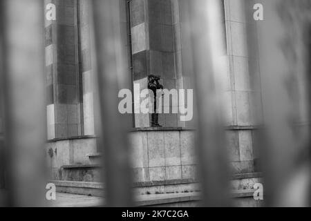 ©Michael Bunel / Le Pictorium/MAXPPP - Michael Bunel / Le Pictorium - 21/11/2020 - Frankreich / Ile-de-France / Paris - UN policier filme la Manifestation depuis le parvis des droits de l'homme unzugänglich aux Manifestants. 10 000 personnes se sont rassemblees place du Trocadero pour protester contre la loi securite globale (loi Darmanin). La loi cherche notammment a Limiter la captation en image des Policiers en Service. 21. November 2020. Paris, Frankreich. / 21/11/2020 - Frankreich / Ile-de-France (Region) / Paris - Ein Polizist filmt die Demonstration vom Menschenrechtsplatz aus, der für die USA nicht zugänglich ist Stockfoto