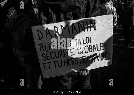 ©Michael Bunel / Le Pictorium/MAXPPP - Michael Bunel / Le Pictorium - 21/11/2020 - Frankreich / Ile-de-France / Paris - UN Manifest porte une pancarte avec ecrit, Darmanin tu prends ta loi securite globale et hors de ma vue. 10 000 personnes se sont rassemblees place du Trocadero pour protester contre la loi securite globale (loi Darmanin). La loi cherche notammment a Limiter la captation en image des Policiers en Service. 21. November 2020. Paris, Frankreich. / 21/11/2020 - Frankreich / Ile-de-France (Region) / Paris - Ein Protestler trägt ein Schild mit Schrift, Darmanin Sie nehmen Ihr globales Sicherheitsgesetz Stockfoto