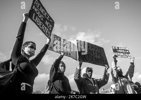 ©Michael Bunel / Le Pictorium/MAXPPP - Michael Bunel / Le Pictorium - 21/11/2020 - Frankreich / Ile-de-France / Paris - 10 000 personnes se sont rassemblees Place du Trocadero pour protester contre la loi securite globale (loi Darmanin). La loi cherche notammment a Limiter la captation en image des Policiers en Service. 21. November 2020. Paris, Frankreich. / 21/11/2020 - Frankreich / Ile-de-France (Region) / Paris - 10.000 Menschen versammelten sich am Place du Trocadero, um gegen das globale Sicherheitsgesetz (Darmanin-Gesetz) zu protestieren. Das Gesetz zielt insbesondere darauf ab, die Bilderfassung von diensthabenden Polizeibeamten zu begrenzen. Novemb Stockfoto